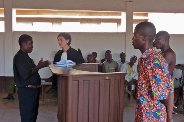 LA CARAVANE DU DROIT ORGANISEE PAR LE BARREAU DU TOGO ET LA VOIE DE LA JUSTICE, DU 6 AU 11 DECEMBRE 2009 LA CARAVANE DU DROIT ORGANISEE PAR LE BARREAU DU TOGO ET LA VOIE DE LA JUSTICE, DU 6 AU 11 DECEMBRE 2009