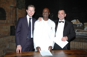 Moussa SARR entouré de Romain CARAYOL et Olivier BURETH
