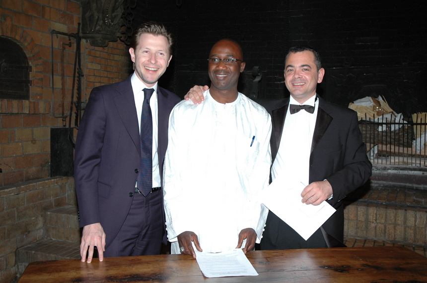 Moussa SARR entouré de Romain CARAYOL et Olivier BURETH
